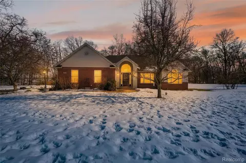 468 Dama View Ct, Howell, MI 48855