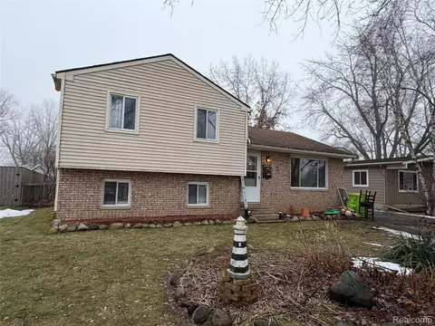 3412 W Clarice Ave, Highland, MI 48356