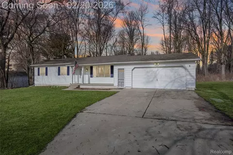 4435 Meadowbrook Dr, Flint, MI 48506
