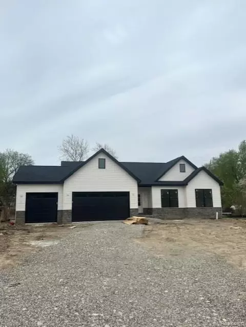 9355 Highland Dr, Grosse Ile, MI 48138