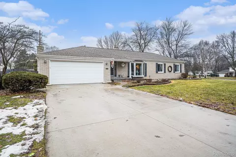 4361 Crestknoll Dr, Grand Blanc, MI 48439