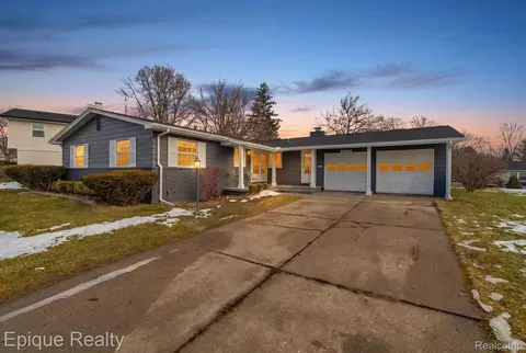 11325 Woodbridge Dr, Grand Blanc, MI 48439