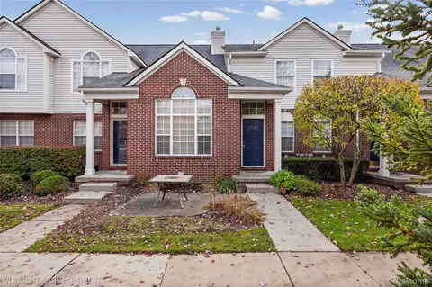 19105 Alexa Dr, Walled Lake, MI 48390