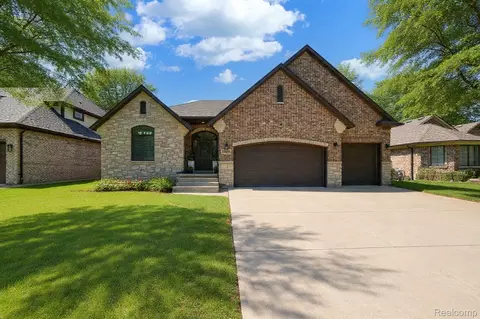 19853 Chase Dr, Macomb, MI 48042