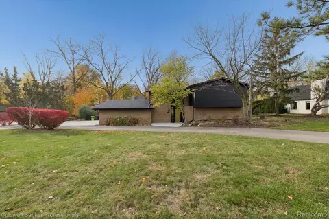 18275 Edenderry St, Northville, MI 48168