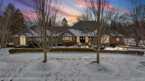 5867 Bravo Ct, Orchard Lake Village, MI 48324