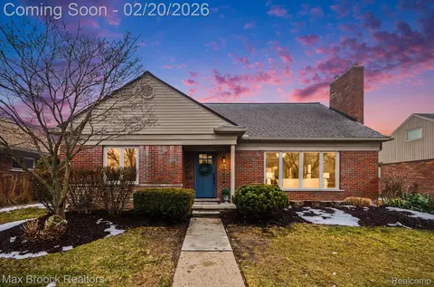 19934 E William Ct, Grosse Pointe Woods, MI 48236