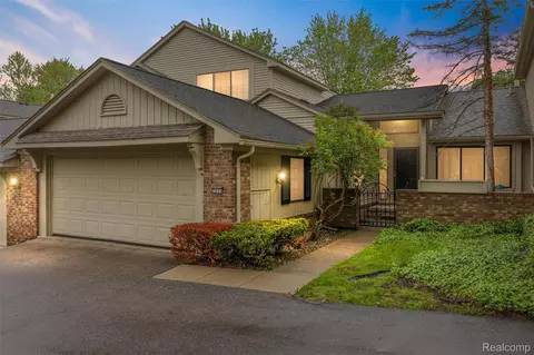 7273 Creeks Bend Ct, West Bloomfield, MI 48322
