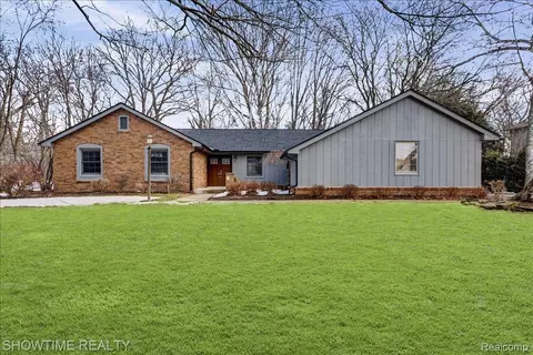 5688 Tequesta Ct, West Bloomfield, MI 48323