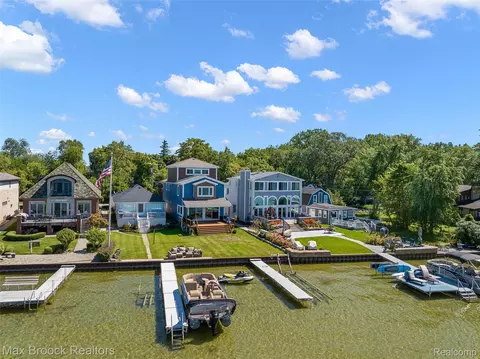 2022 Willow Beach St, Keego Harbor, MI 48320