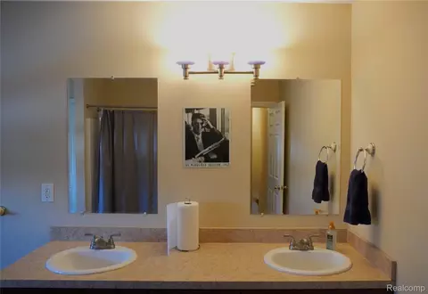 Bath - 35726 Brush St #3, Wayne, MI 48184 photo 1 of 3