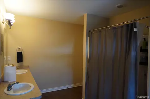 Bath - 35726 Brush St #3, Wayne, MI 48184 photo 2 of 3