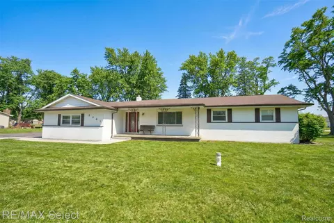 2461 N Long Lake Rd, Fenton, MI 48430