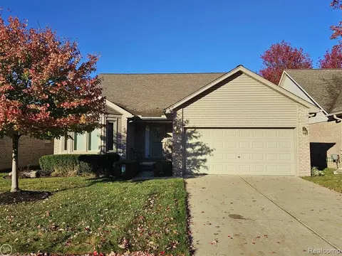 17901 Pointe Ct, Clinton Township, MI 48038