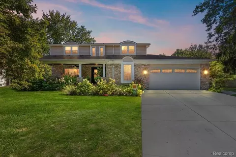 3036 Newport Ct, Troy, MI 48084