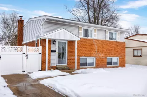 23452 Astrid Ln, Rockwood, MI 48173