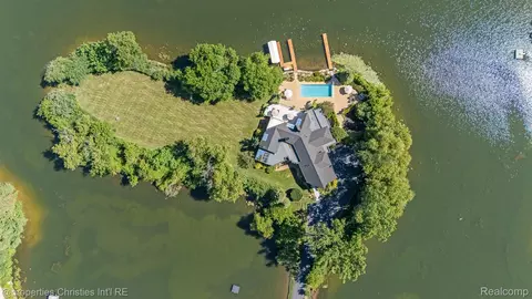 4912 Oakwood Ct, Commerce, MI 48382