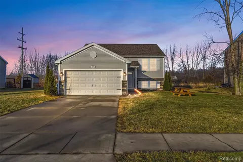 394 Saddlebrook Dr, Linden, MI 48451