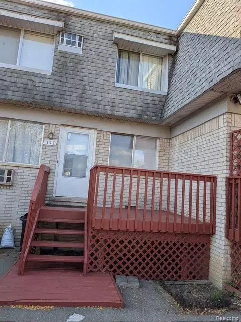 154 Ladd Rd, Walled Lake, MI 48390