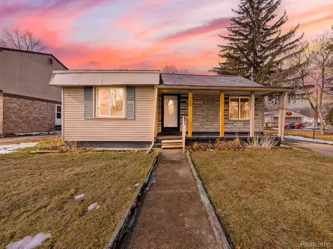 9005 Deering St, Livonia, MI 48150