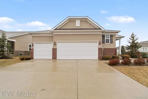 27134 Manistee Ln, Brownstown, MI 48134