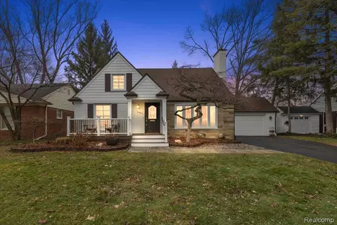 16244 Lauderdale Ave, Beverly Hills, MI 48025
