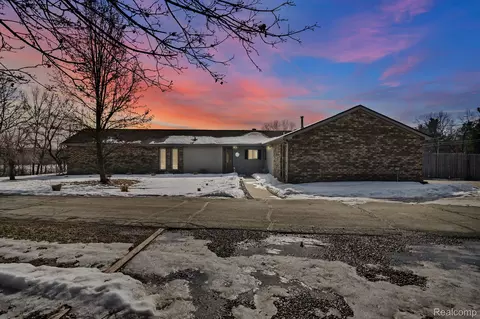 35 Leece Rd, Brandon, MI 48462