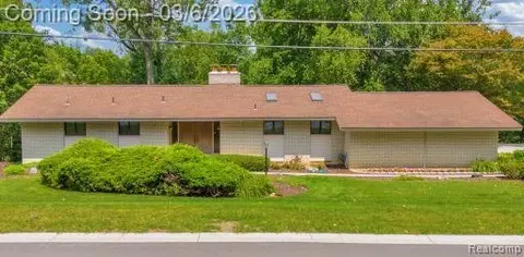 33420 Quaker Valley Rd, Farmington Hills, MI 48331