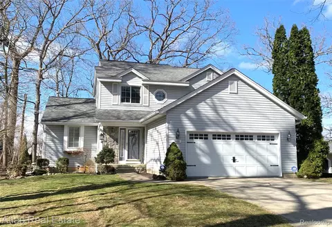 10235 Park Dr, Goodrich, MI 48438