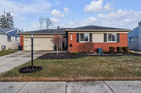 14912 Heyer St, Livonia, MI 48154