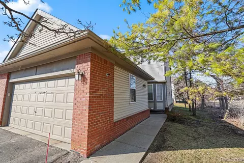 716 Palmer Dr, Pontiac, MI 48342