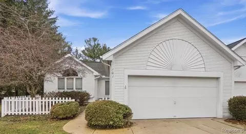 101 Quiet Creek Cir, Chelsea, MI 48118
