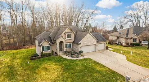 2390 Torrey Grove Ct, Fenton, MI 48430