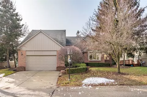16819 Country Knoll Dr, Northville, MI 48168
