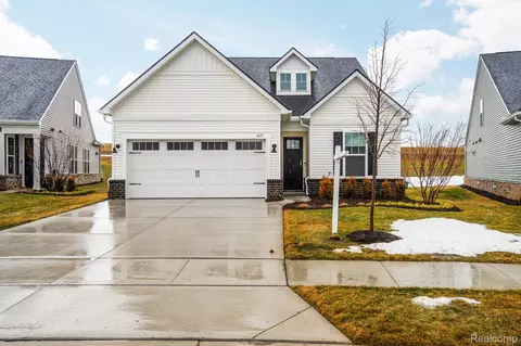 1617 Landings Ln, Milford, MI 48381