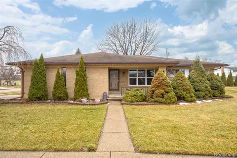 35721 Hilton Dr, Clinton Township, MI 48035