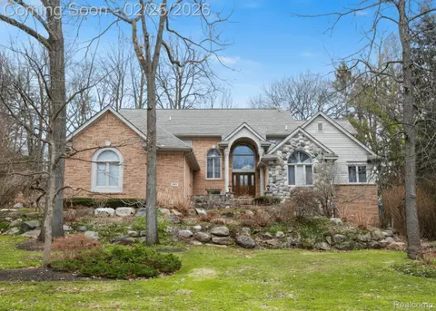 777 Great Oaks Dr, Bloomfield Hills, MI 48304