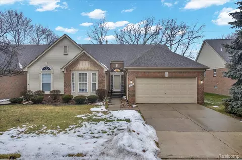 1158 Churchill Cir, Rochester, MI 48307