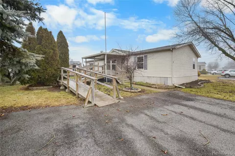 9072 Greentree Dr, Newport, MI 48166