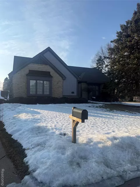 1446 Vistaview Dr, Rochester Hills, MI 48306