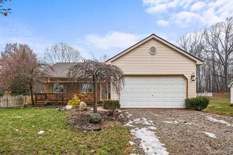920 W Davison Lake Rd, Oxford, MI 48371