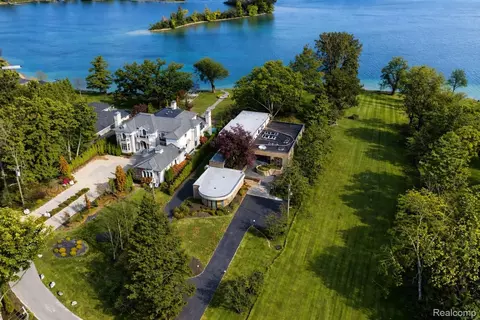 3317 W Shore Dr, Orchard Lake Village, MI 48324