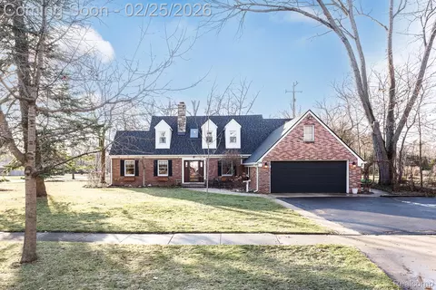 1104 Burns St, Howell, MI 48843