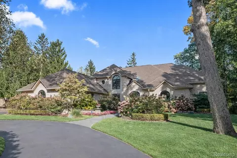 2871 Meadowood Ln, Bloomfield Hills, MI 48302