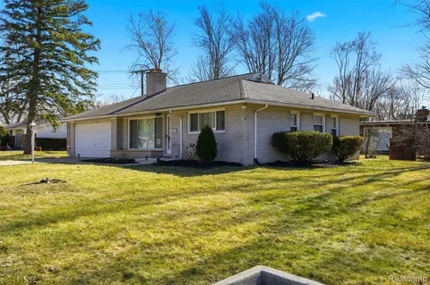 29624 Pleasant Trl, Southfield, MI 48076