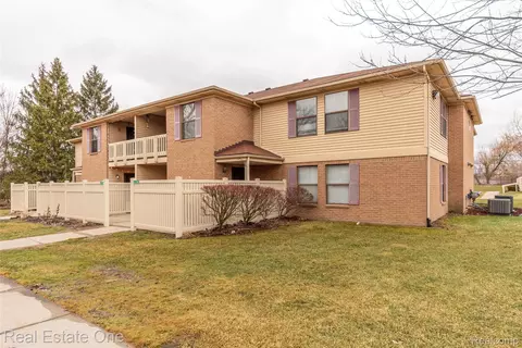 61186 Greenwood Dr #36, South Lyon, MI 48178