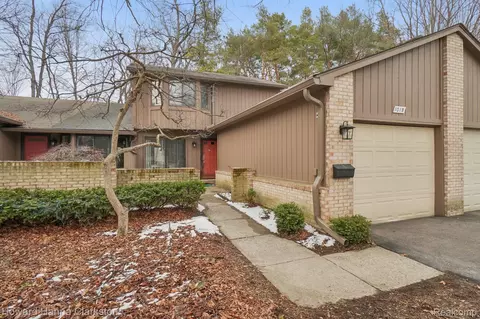 1018 Oak Pointe Dr #8, Waterford, MI 48327