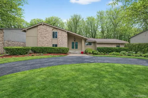 28902 Creek Bend Dr, Farmington, MI 48331
