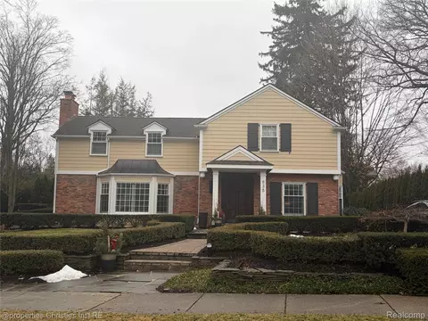 635 N Glengarry Rd, Bloomfield Hills, MI 48301