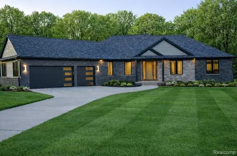 632 Kings Fairway Ln, Grand Blanc, MI 48439